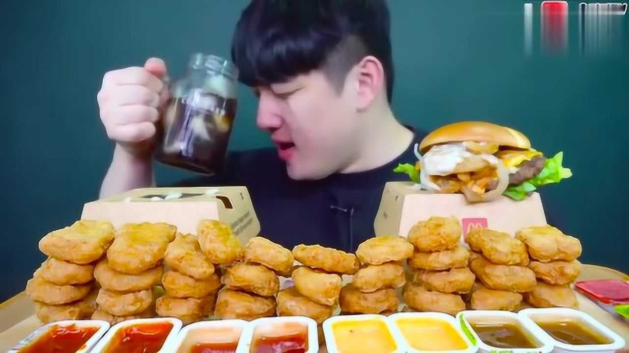 韩国帅哥喝冰可乐,喝完的表情真是过瘾了!再咬一大口汉堡,馋人