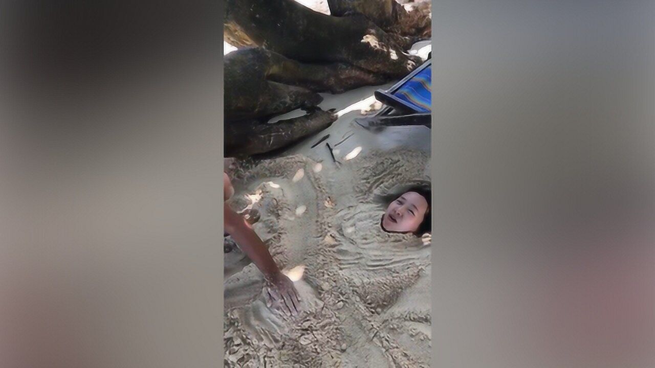 沙滩用沙子埋自己的老婆老婆竟然说出这瞎话笑掉大牙