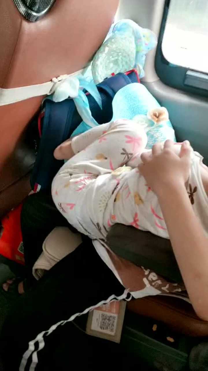 这就是哥哥公主抱的方式.妹妹躺在哥哥怀里好有安全感啊!