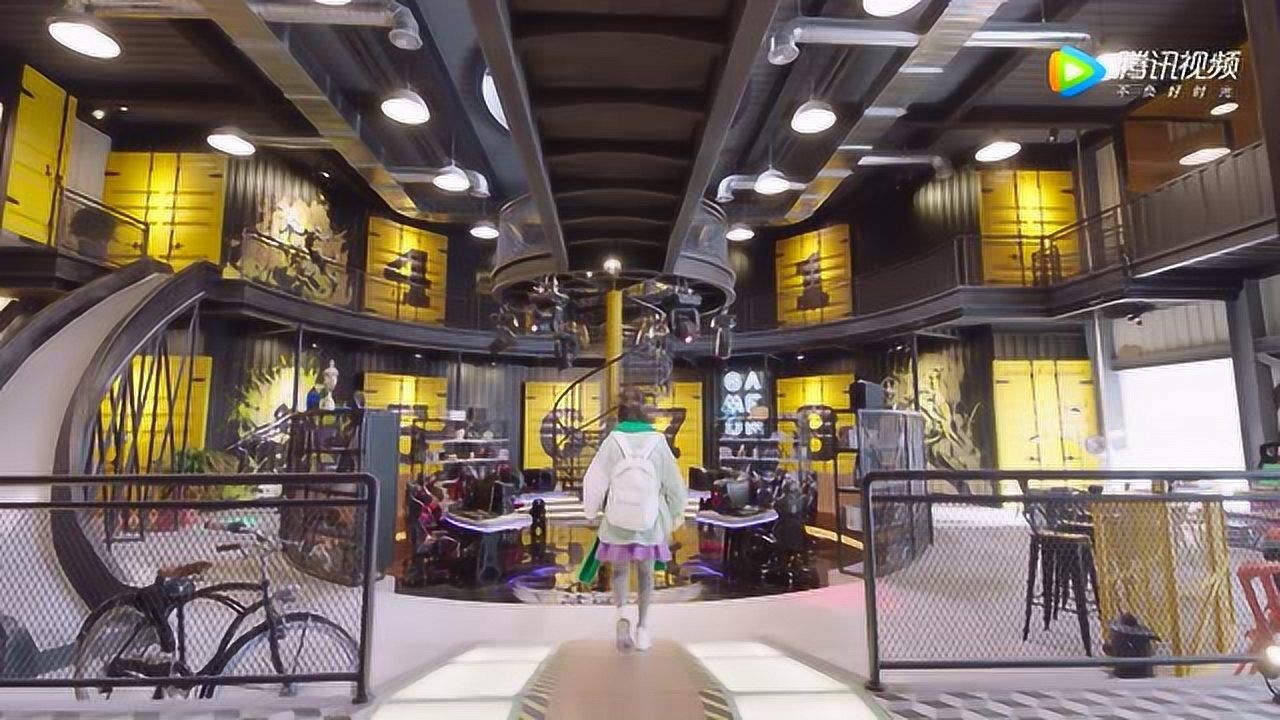 亲爱的热爱的佟年在韩商言的俱乐部玩起了滑梯姿势很是可爱