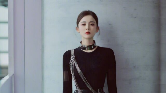 娜扎金属choker造型亮相,网友:这脖子到底多长?