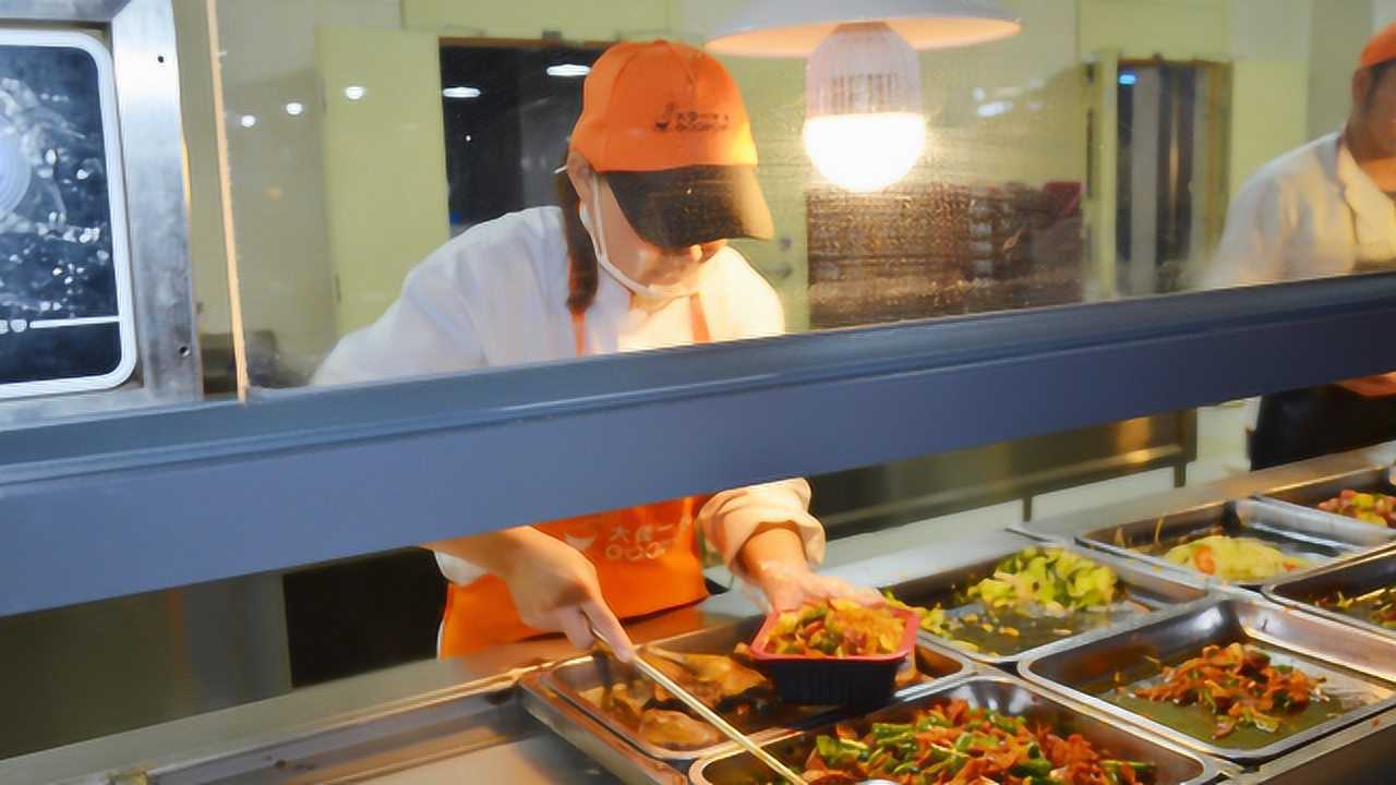 食堂阿姨"手抖"出了名,宁愿饭菜倒掉都不给学生多打,如何是好