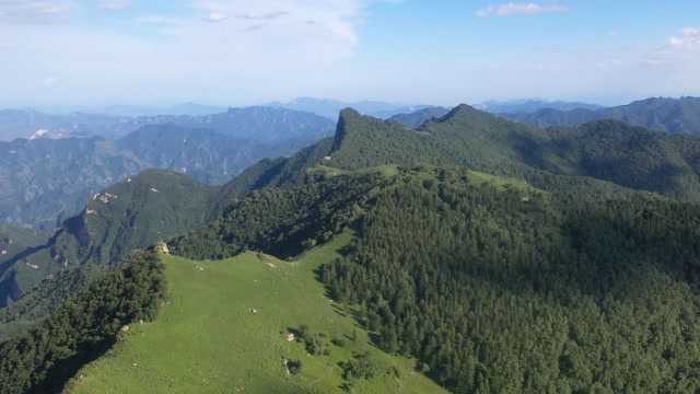 航拍山西五台山驼梁风景区,群山起伏披上绿装,为夏日带来清凉