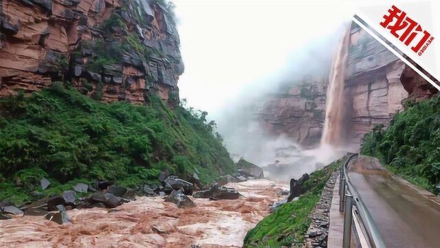 四川会东暴雨后 山洪成瀑布状飞流直下袭击道路