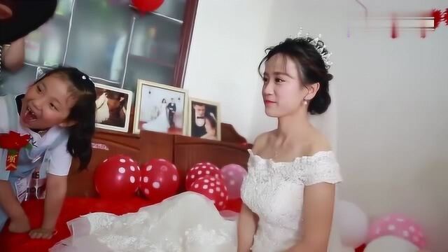 小伙结婚,旁边的人起哄让新郎亲新娘的脚丫子