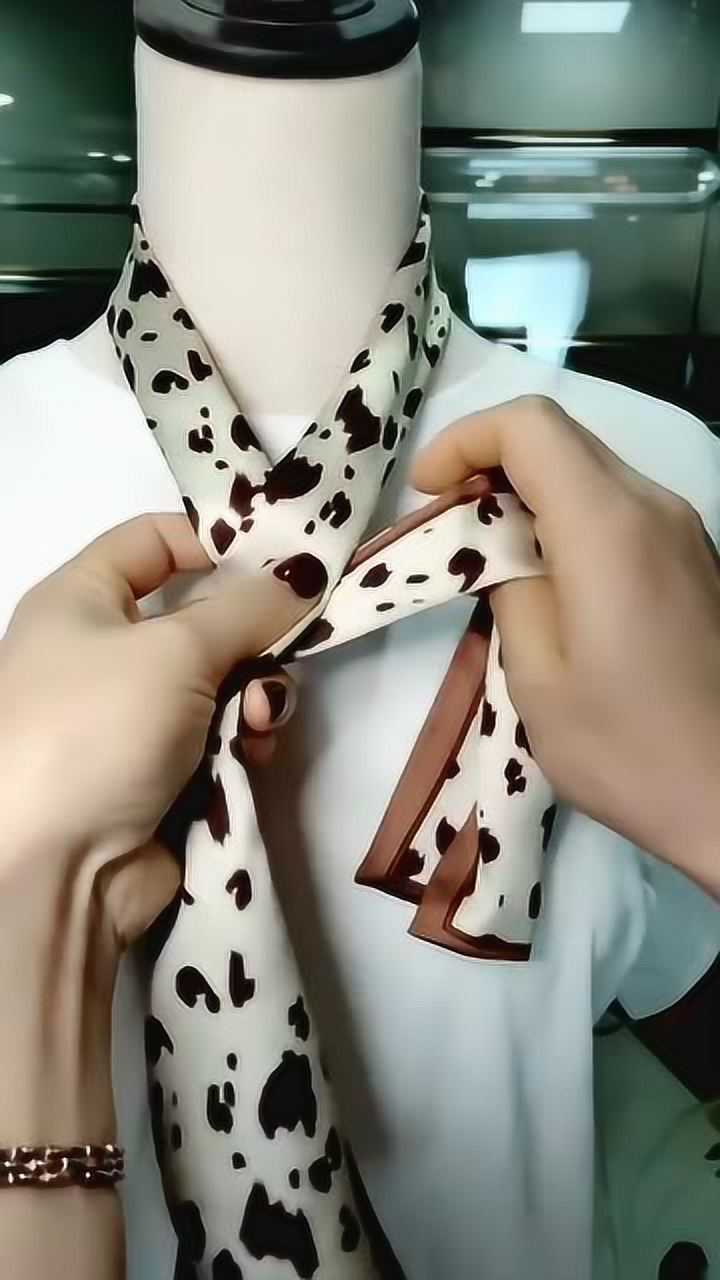 现在很流行的爱马仕田字格丝巾系法_腾讯视频