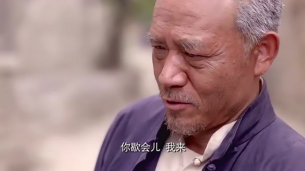 牛大胆看见灯儿回来,二话不说就帮她拉车,一脸宠溺啊!