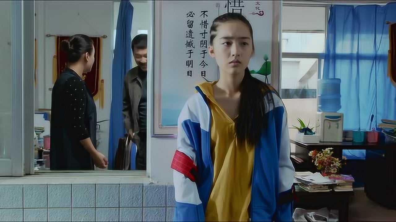 女儿都那么大了，爸爸还在学校里用鞋底打女儿屁股，太冲动了