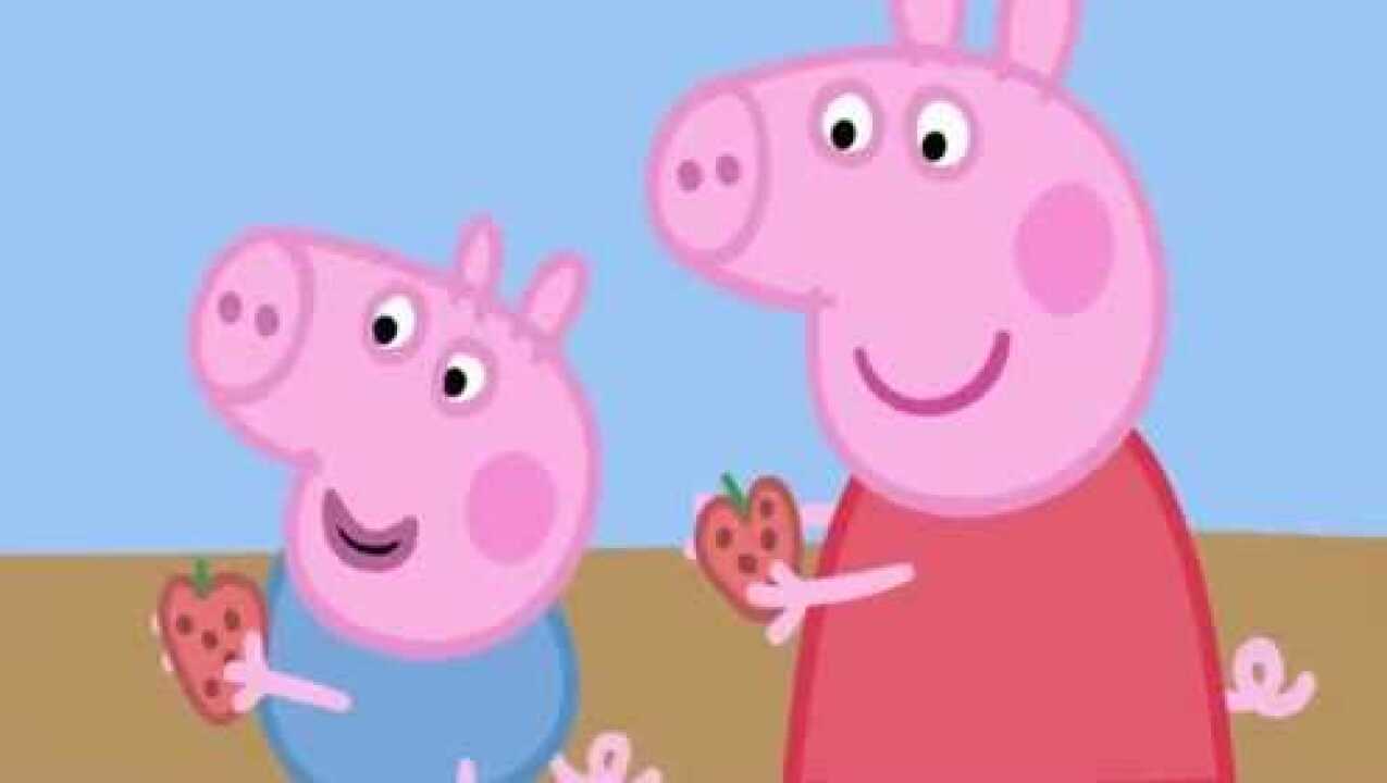 小猪佩奇乔治挖坑不用铲子用鼻子进去拱比铲子挖得更快