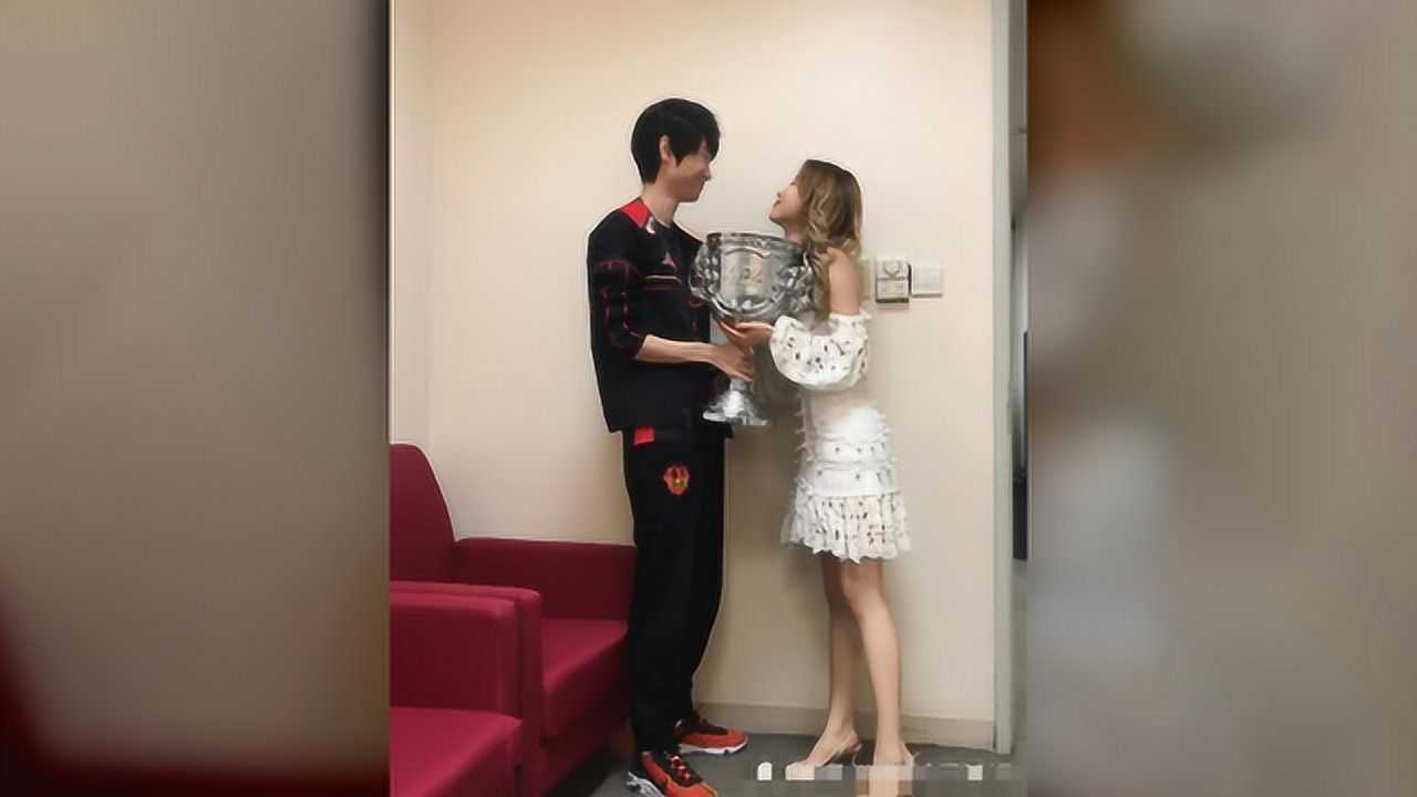 fpx夺冠doinb与老婆糖小幽晒冠军奖杯 爱情事业双丰收