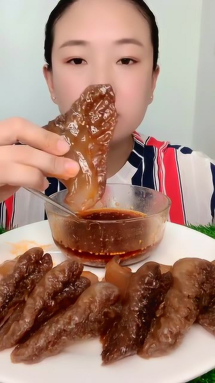 美食吃播:脆皮海蜇爪两口一个