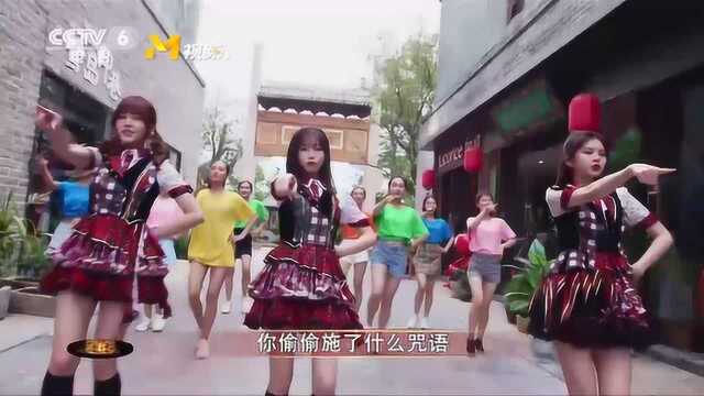 SNH48穿越时空,街头再现快闪秀,甜美演唱《捉妖记》主题曲