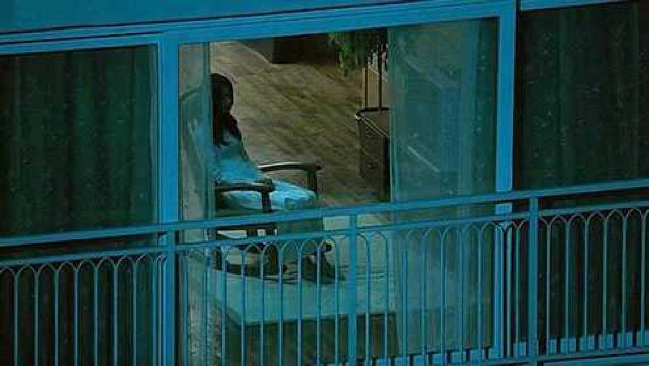 女子家对面的楼,每到晚上9:56熄灯,就会发生不幸的事