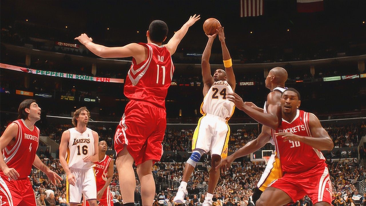 科比后仰跳投无解?姚明笑笑不说话,轻轻一个盖帽!