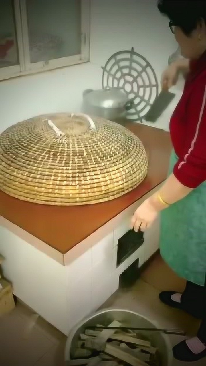 老妈蒸馒头有一套,掀开盖子的那刻,真是大又白!