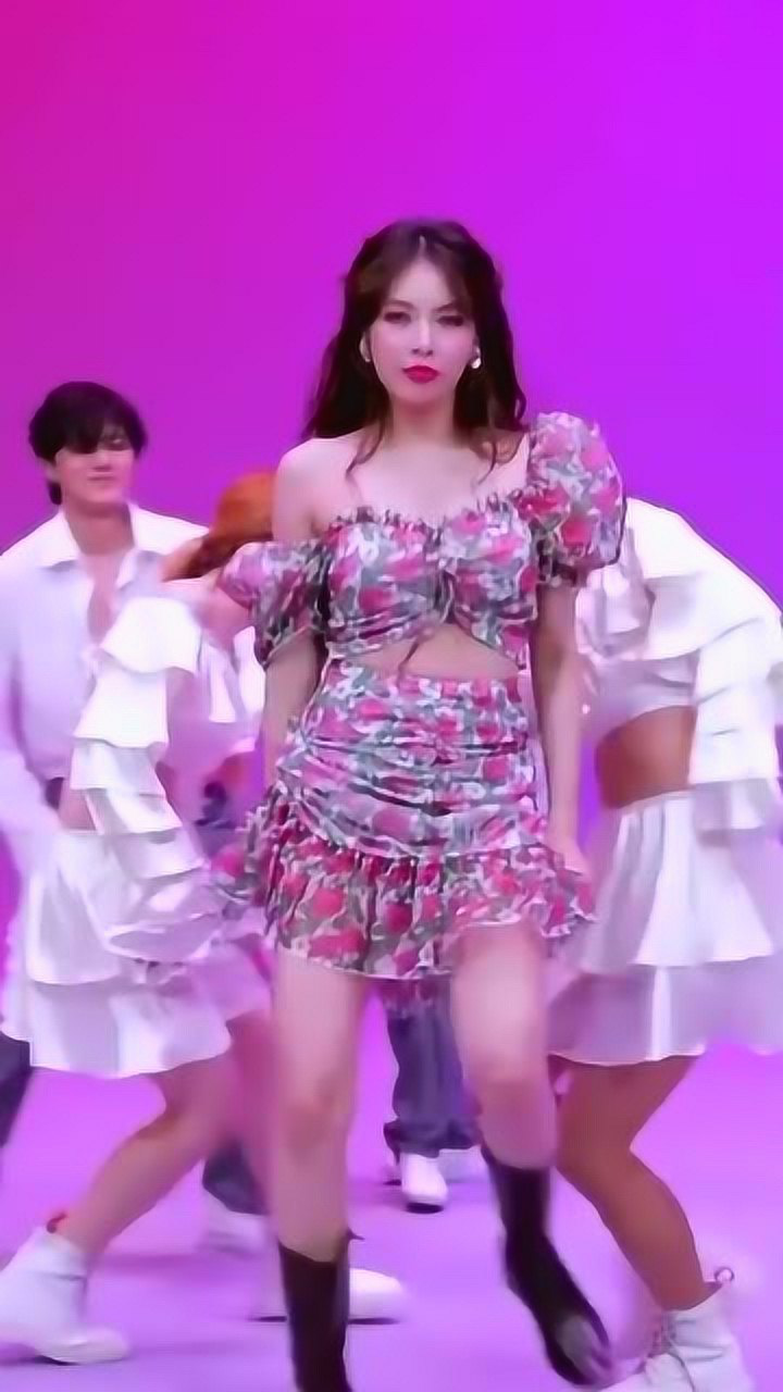 金泫雅一个人在前面跳,伴舞全部躲在后面休息