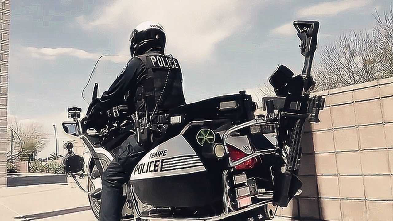 美国警察火力有多强?冲锋手枪配100发弹鼓 摩托警车带自动步枪!