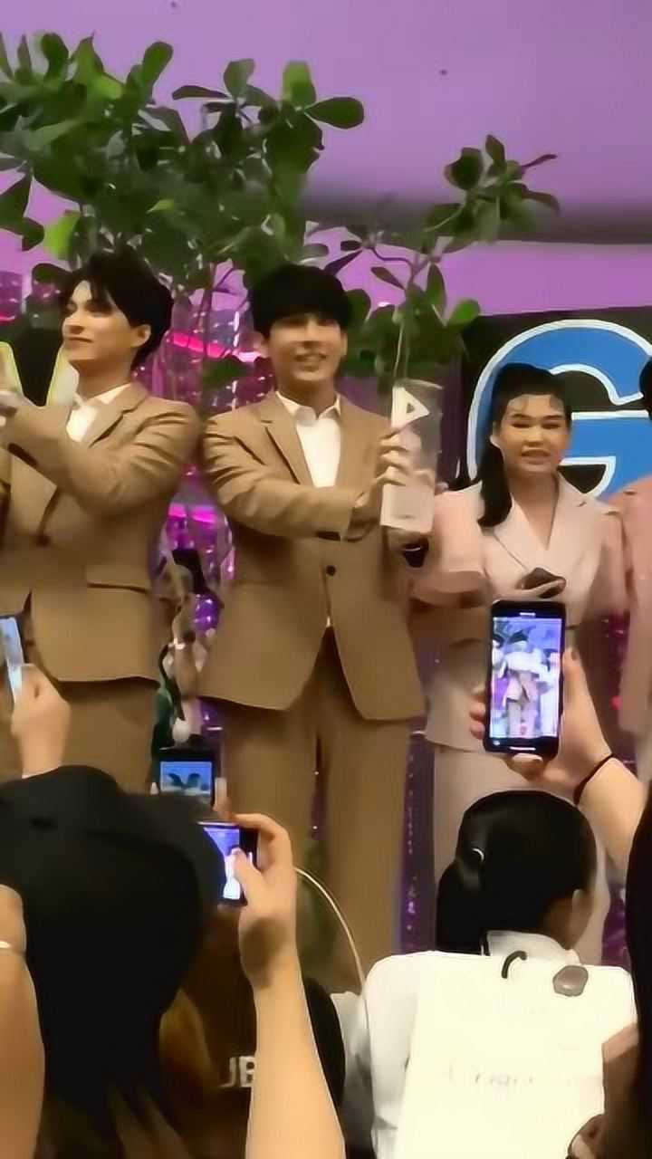 李佳琪的招牌动作,各大明星拿来争相模仿!这波操作是什么意思?