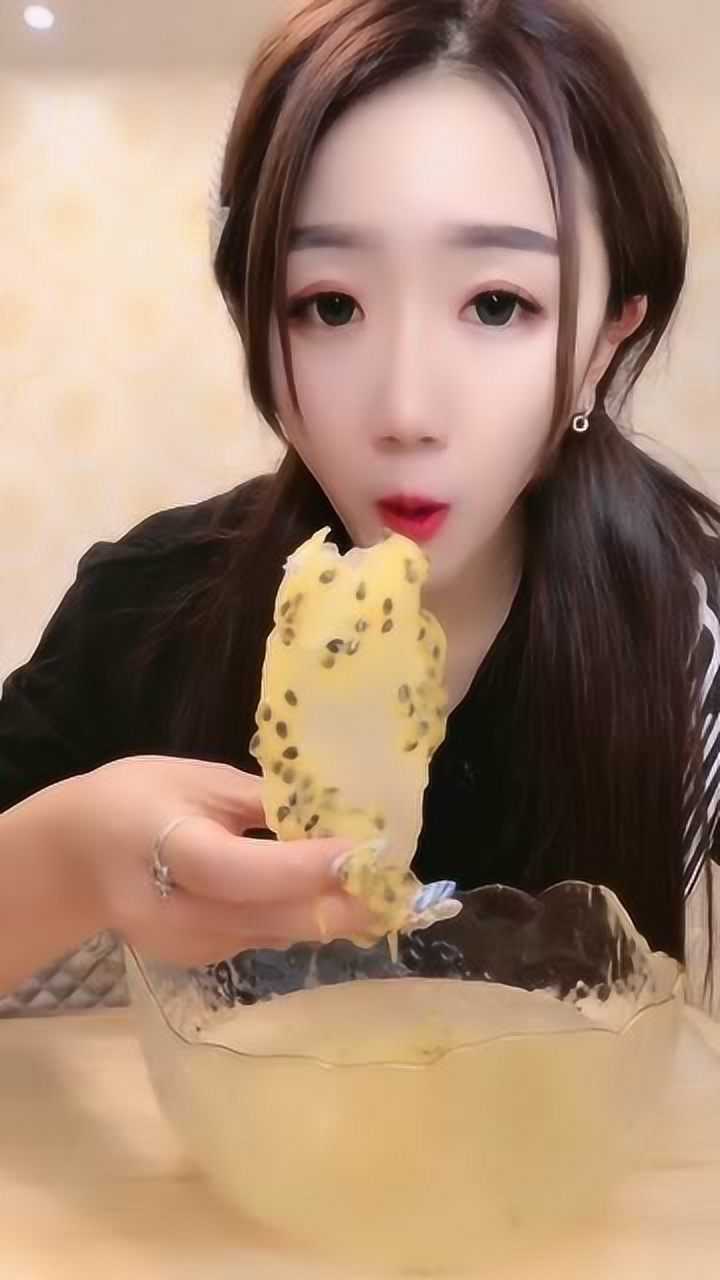 吃冰小姐姐这次吃百香果海绵冰块真是馋死人了