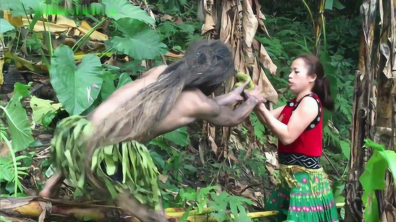 美女上山摘香蕉,野人要求送蕉给他,美女不从都不得!