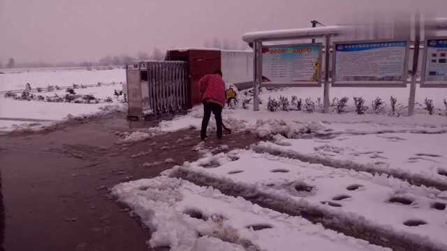 安徽蒙城一夜大雪,白茫茫一片,小孩们堆雪人,其乐无穷!