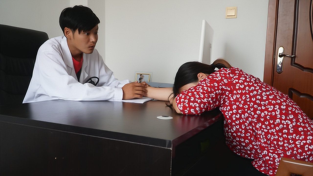 美女肚子疼去看男医生俩人对话太经典了都是人才呀