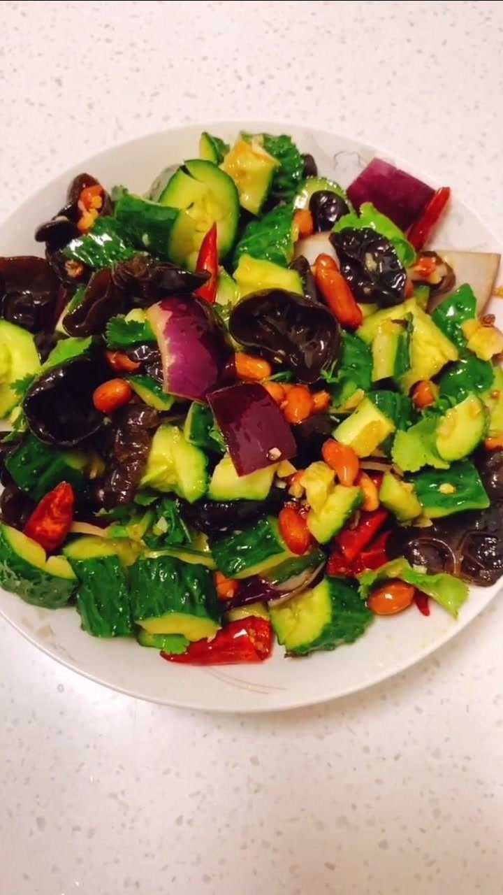 凉拌黄瓜伴木耳,好吃又简单.