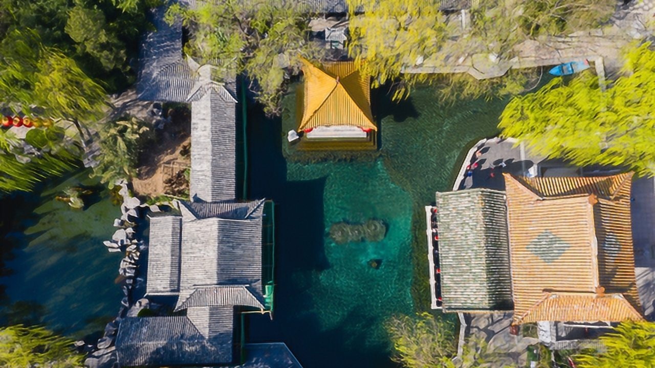 航拍济南趵突泉三股泉水汩汩喷涌柳树吐绿春光明媚