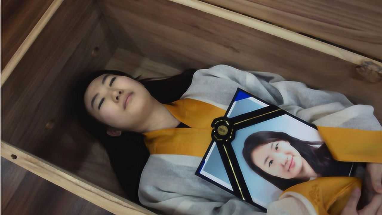 20岁美女体验死亡棺材,躺进去2个小时后,不料悲剧突然发生了!