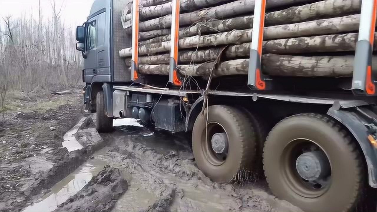 奔驰卡车满载木材走泥路坑坑洼洼不好走