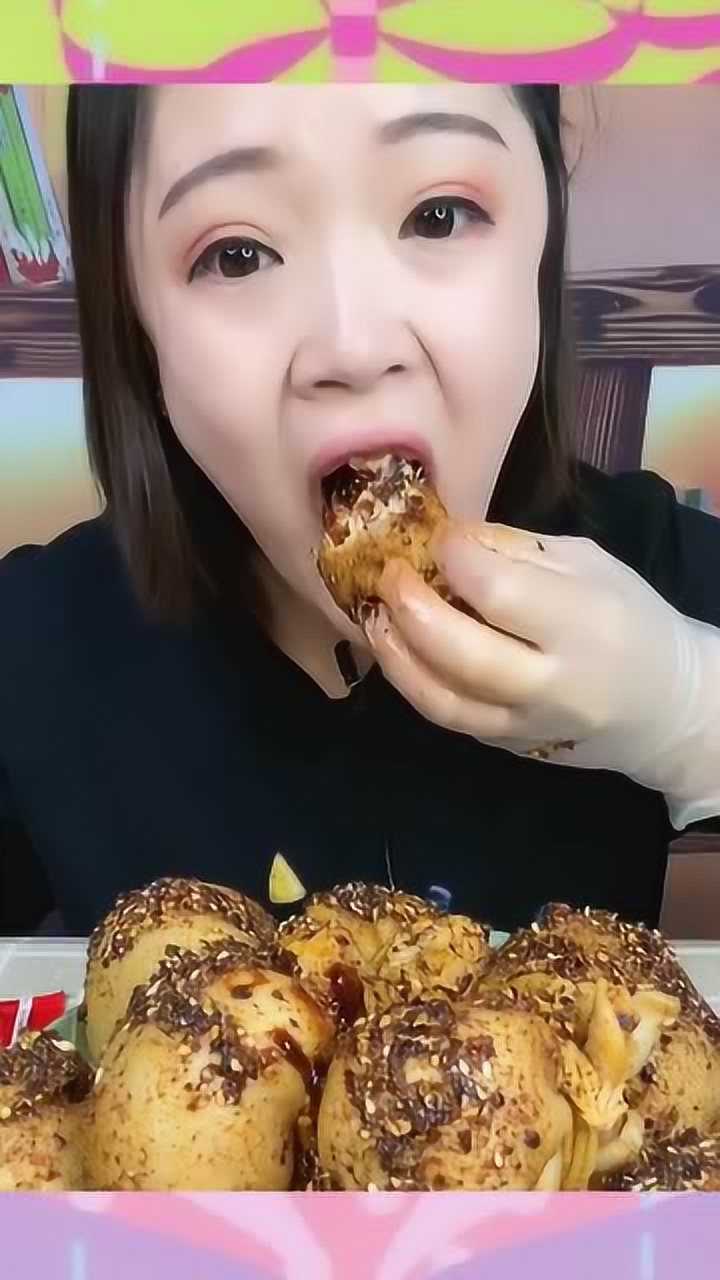 吃播小鱼羊脑爆头,羊肚包脑直接大嘴咬,网友:吃饭别吧唧嘴!