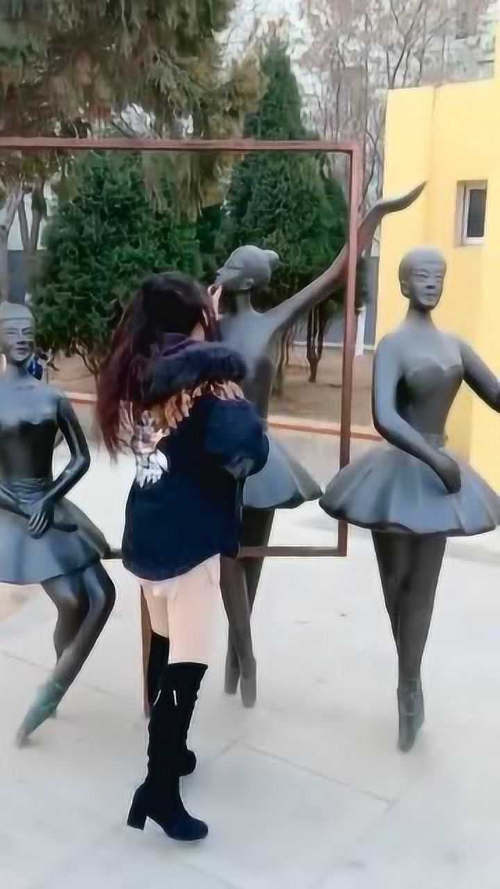 母爱泛滥的美女看到光屁股的小人也要保护真是让人感动