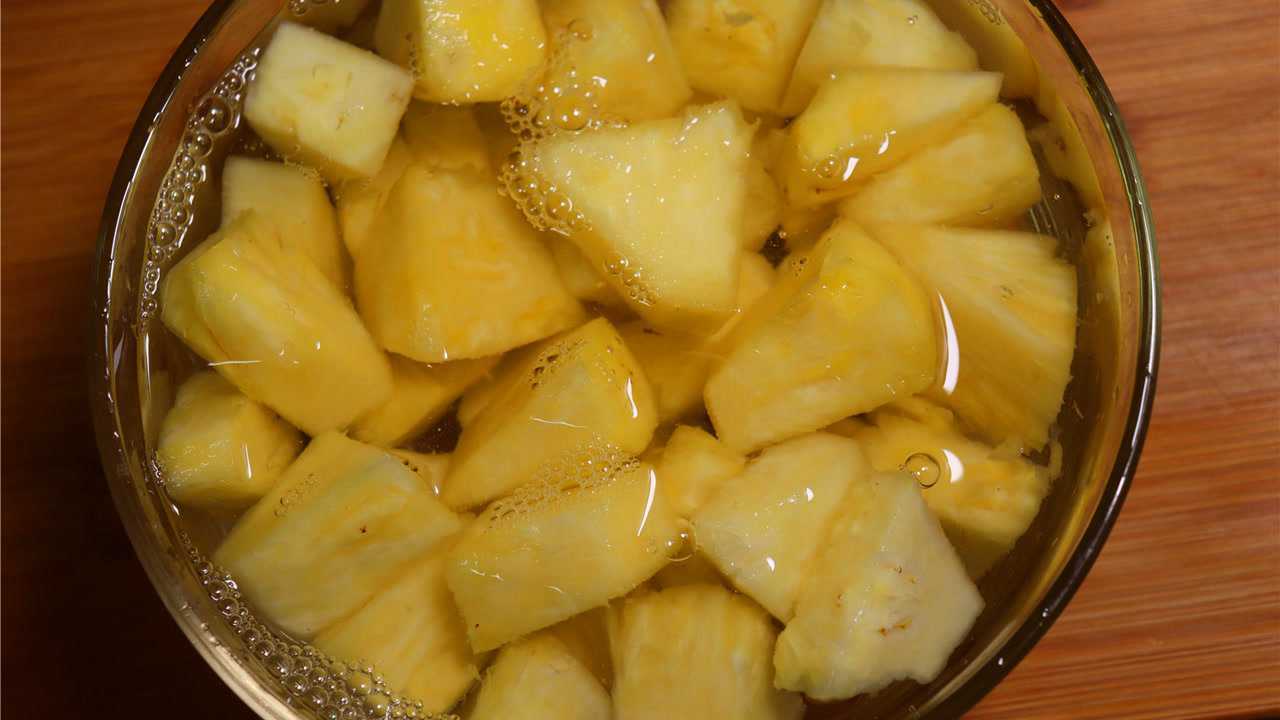 吃菠萝时用冷盐水泡大错特错水果商贩教你一招好吃不扎嘴