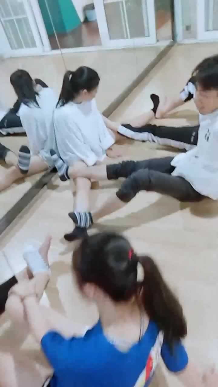 同学们练习舞蹈基本功，男孩压腿都疼哭了，看着好让人心疼！_高清
