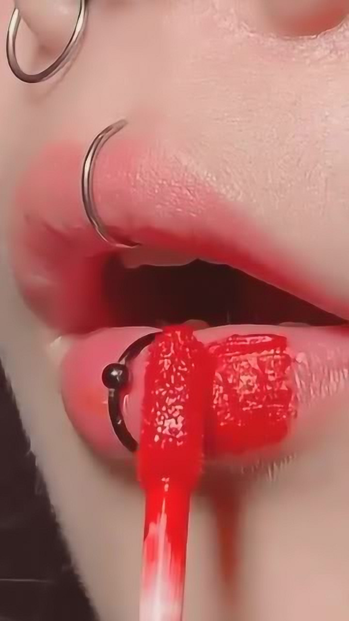 打唇钉涂口红太难了只好妥协先去掉嘴唇上有洞不怕漏水吗