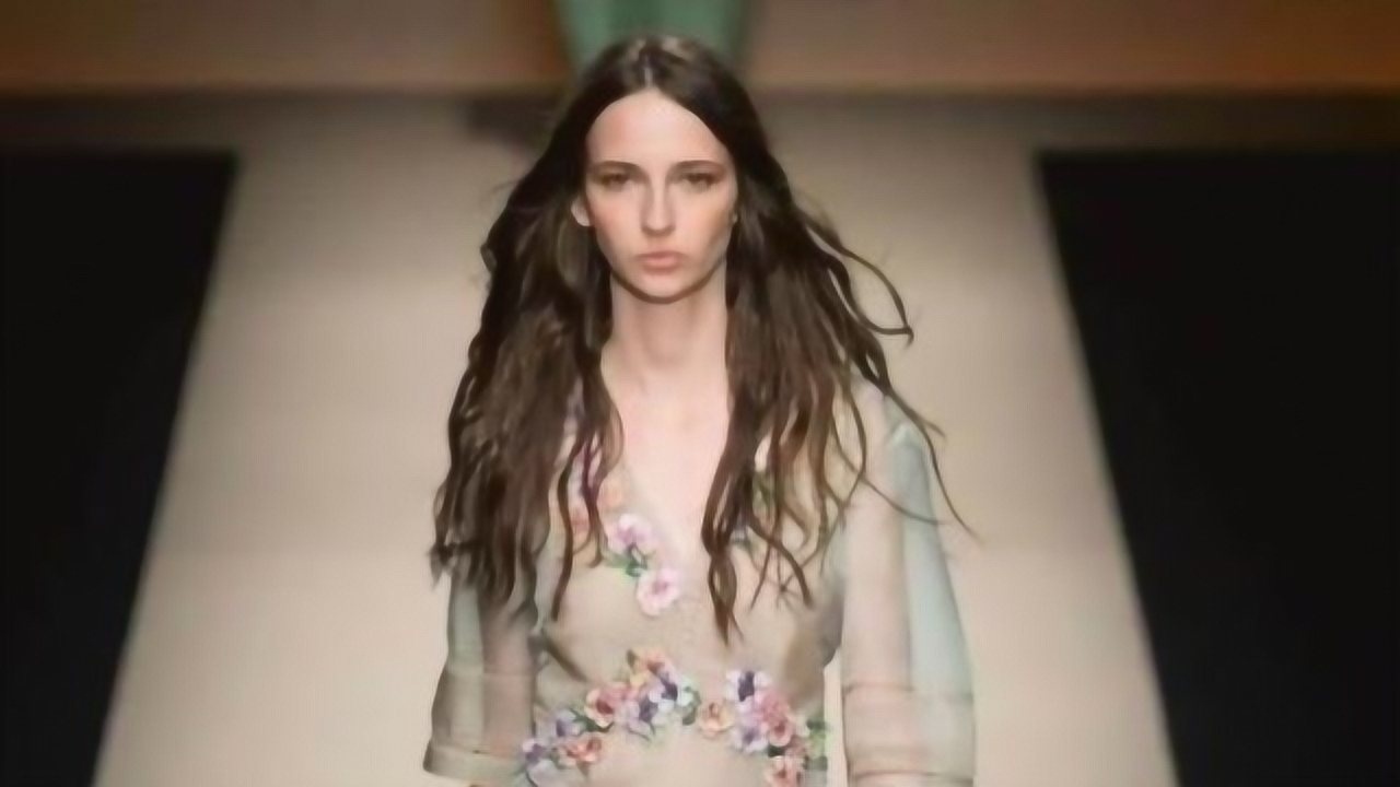 美女模特走秀“不穿”内衣，衣服突然滑落怎么办？看完明白了_高清