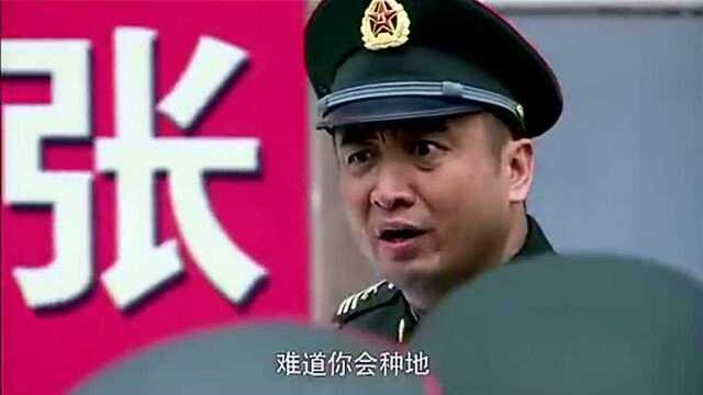 究竟发生了什么让班长露出这样的表情,看完我也笑了!