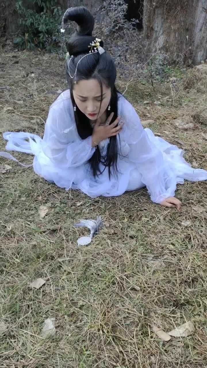 女演员受了很重的内伤,吐血晕倒在地上了_腾讯视频