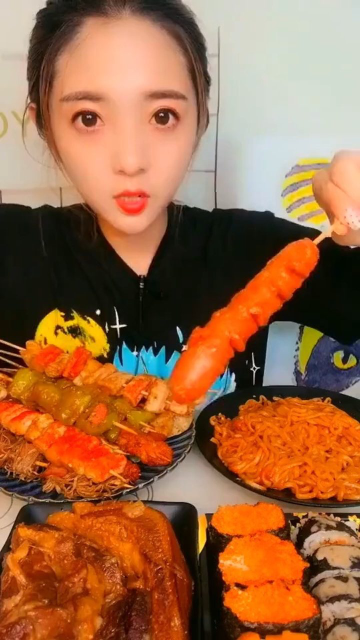 吃播小姐姐直播吃炸串看着就很有食欲网友是我向往的生活