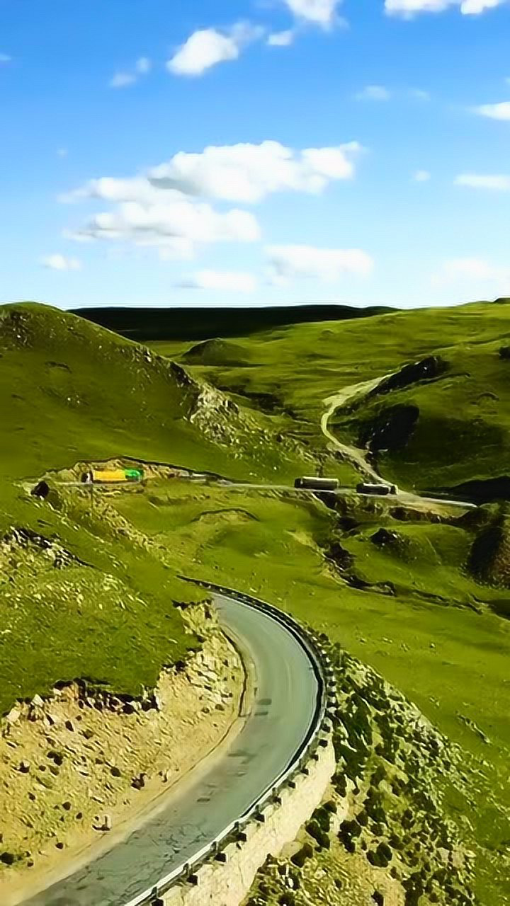 青藏天路,青藏公路唐古拉山段海拔5320米,是世界上海拔最高的柏油公路