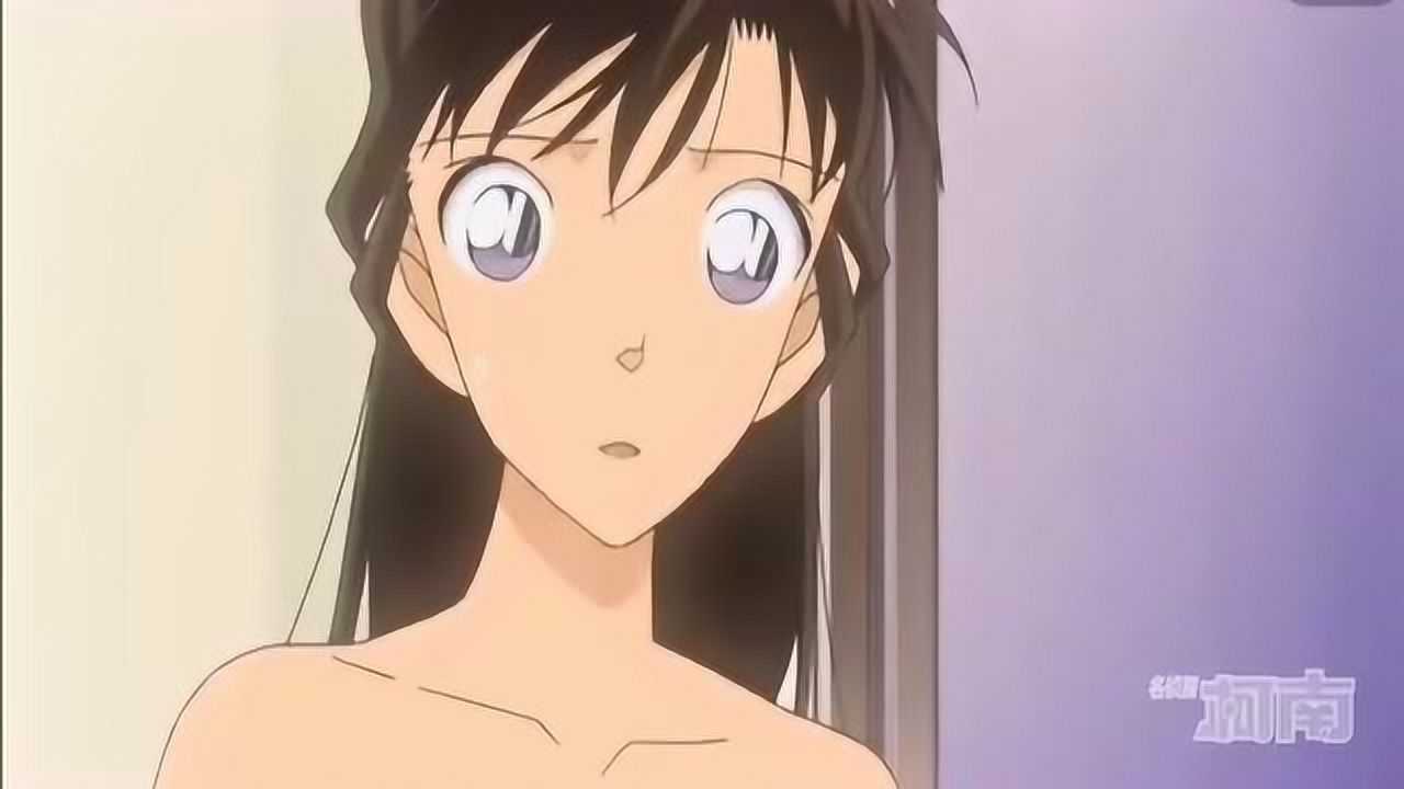 名侦探柯南柯南闯进女生浴室无意间看到小兰走光的一幕