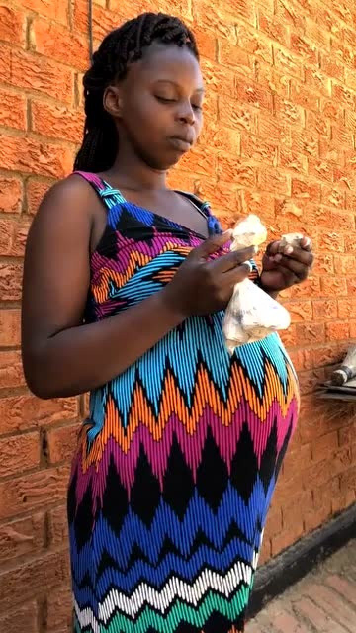 吃土的非洲孕妇