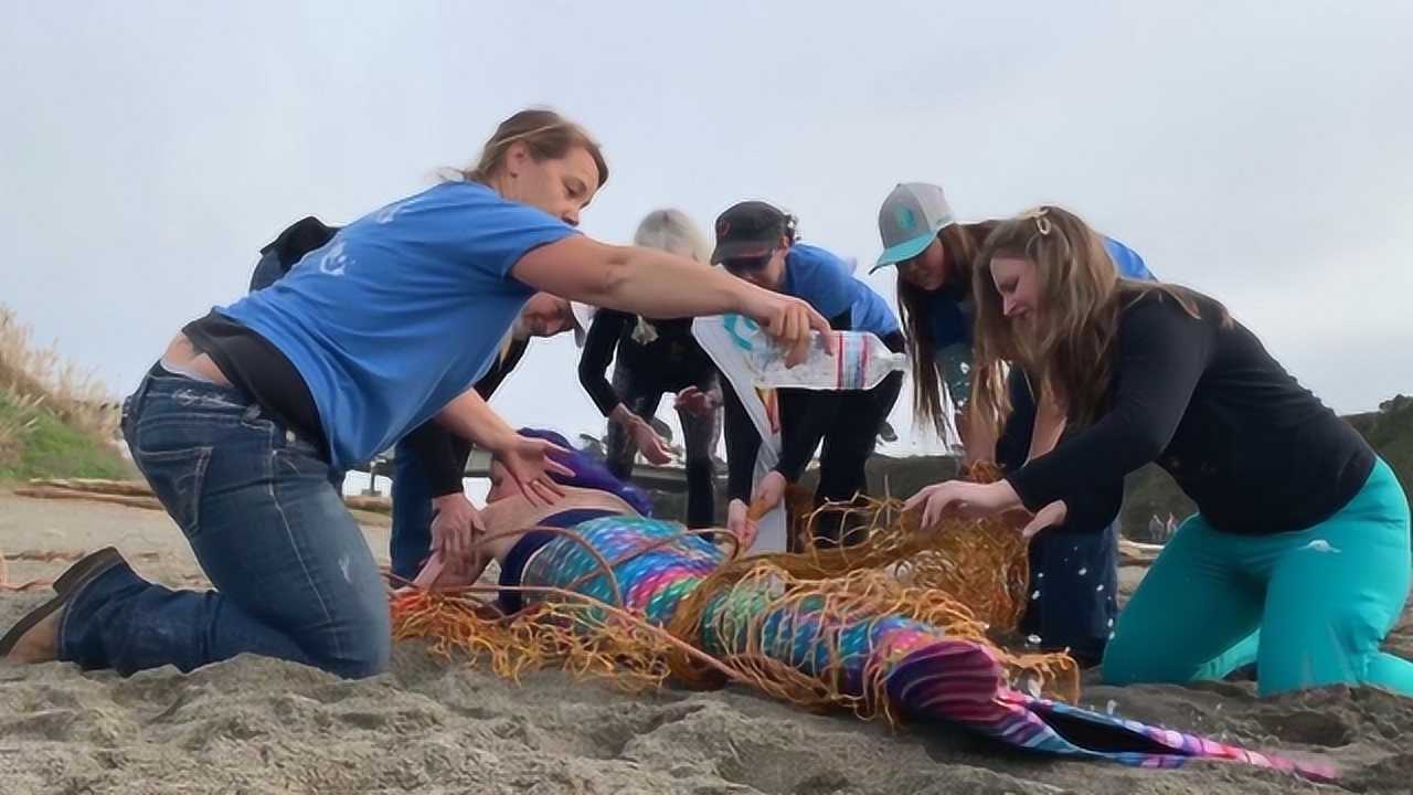 300斤美人鱼被渔网困住活的好胖这身材5个人才扛得动