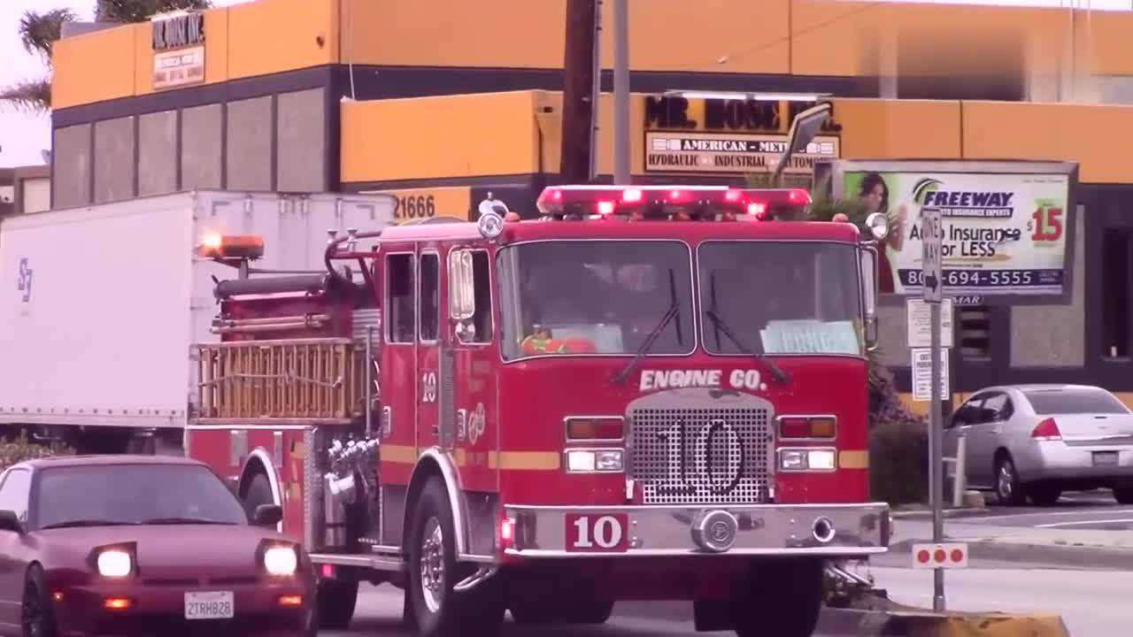 国外罕见的消防车紧急出警警笛声听起来很熟悉