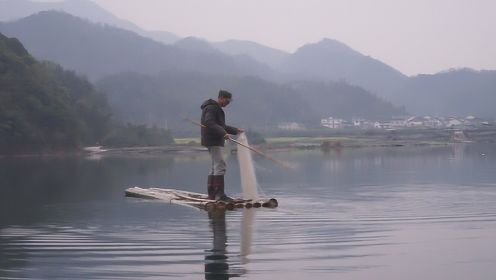 渔民在竹排上下网，鸡在树上睡觉，湖光山色，渔歌唱晚，谁见过？