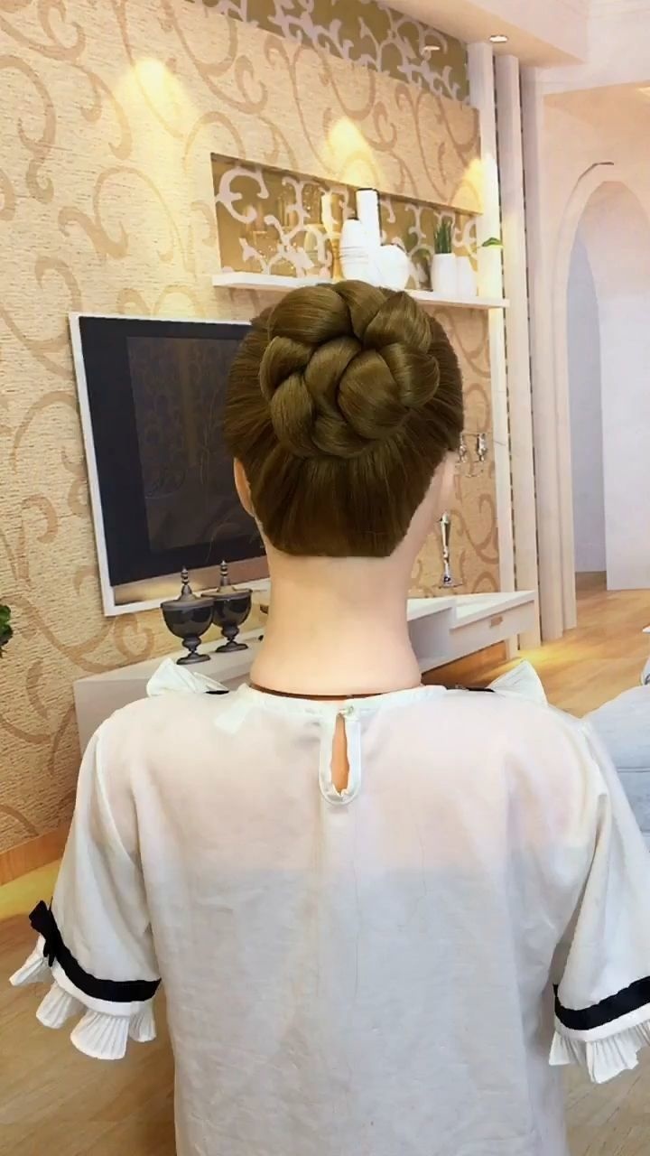 这个盘发适合中年人,还显得特别的年轻!_腾讯视频