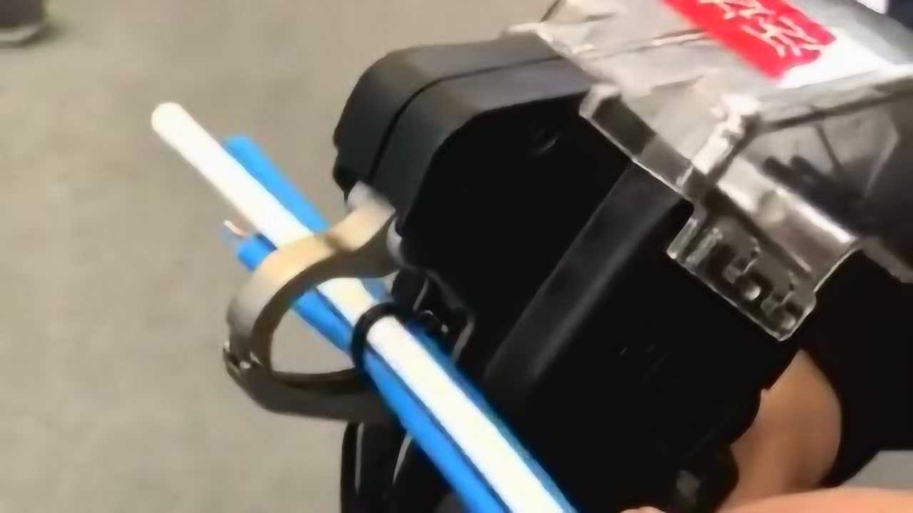 尼龙扎带自动手持扎带枪，适用于各种行业，用它捆绑线束非常的方便_腾讯视频