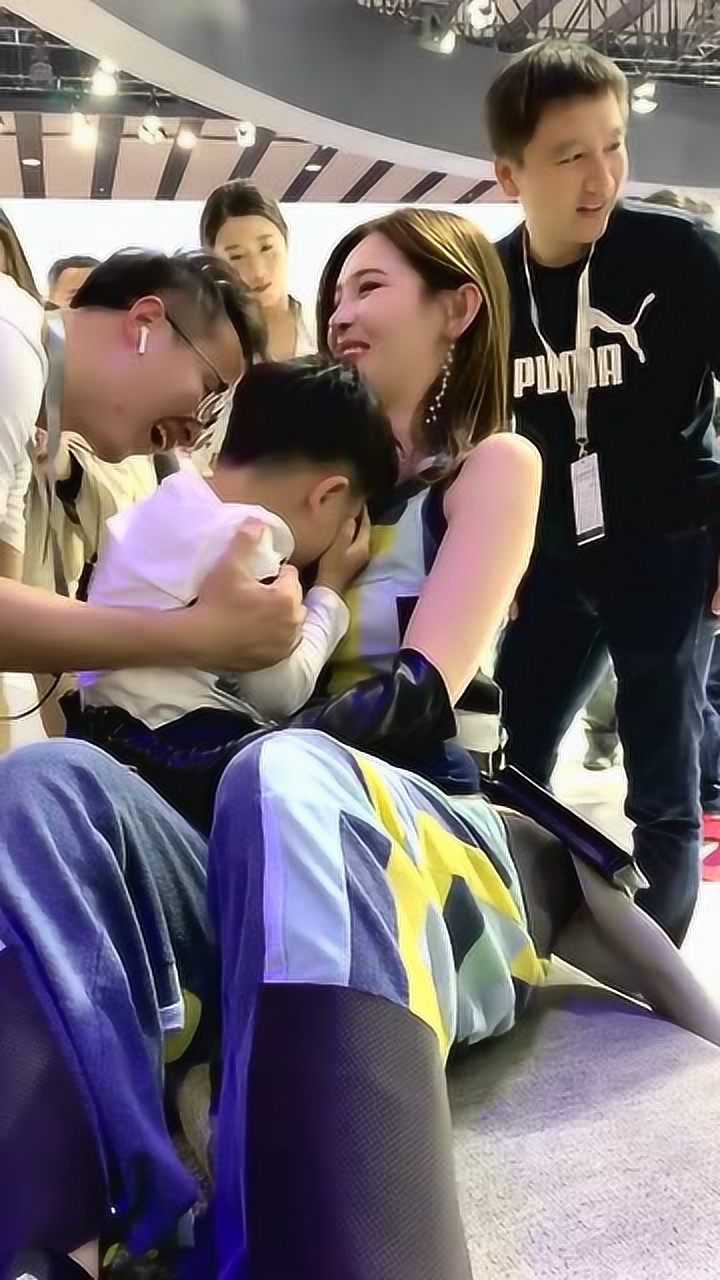 这可能就是你的人生巅峰了小男孩抱着美女姐姐不走了究竟怎么回事