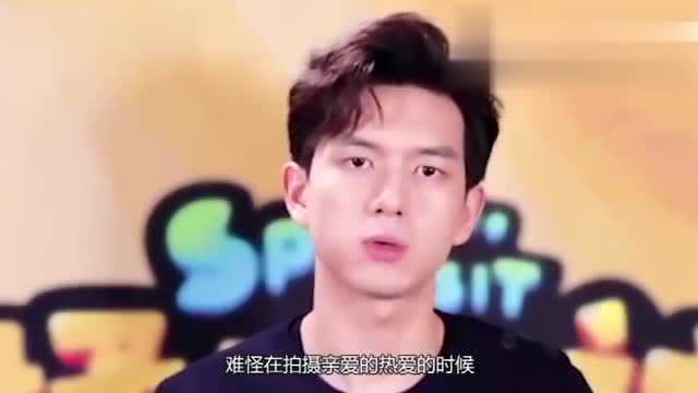 李现上台领奖,不料忘记奖项名字,他的反应引起网友笑出猪叫声