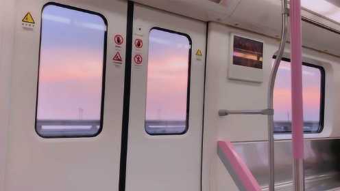 武汉地铁二号线刷屏 窗外粉色的天空宛如童话世界 网友：武汉回来了